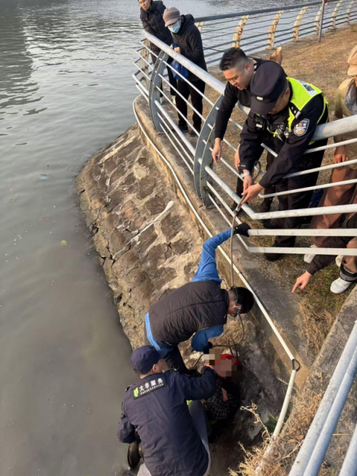 纵身一跃，在冰河中托起生命｜大华锦绣华城14街区寒冬清晨的温暖托举