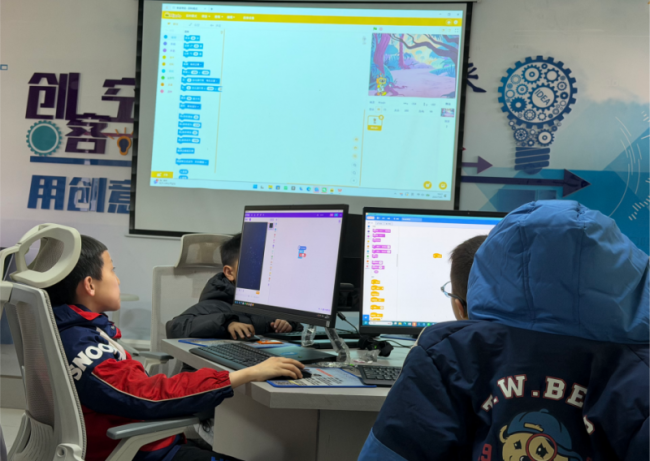 科技赋能童心 青春书写担当